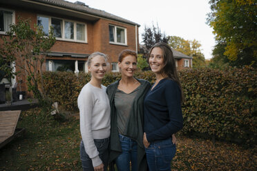 Porträt einer glücklichen Mutter mit zwei Teenager-Mädchen im Garten im Herbst - JOSF03075