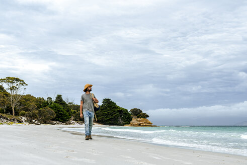 Australien, Tasmanien, Maria Island, Mann spaziert am Strand - KIJF02174