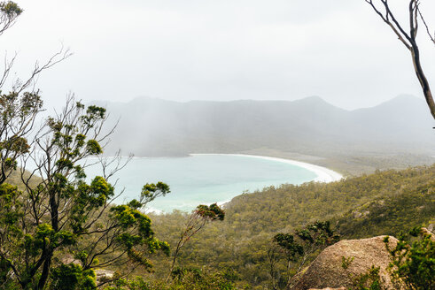 Australien, Tasmanien, Freycinet National Park, Blick auf die Wineglass Bay an einem nebligen Tag - KIJF02197