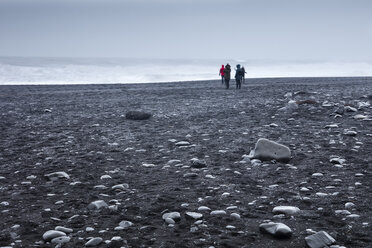 Iceland, South Iceland, Vik i Myrdal, Tourists on Reynisfjara beach - WIF03780