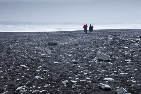 Island, Südisland, Vik i Myrdal, Touristen am Strand von Reynisfjara - WIF03780