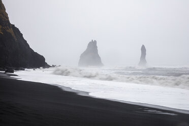 Island, Südisland, Vik i Myrdal, Vik-Felsen am Strand von Reynisfjara - WIF03781