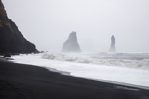 Island, Südisland, Vik i Myrdal, Vik-Felsen am Strand von Reynisfjara - WIF03781