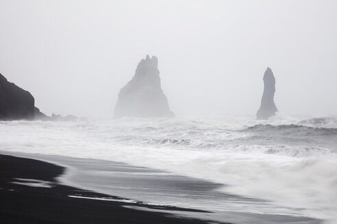 Island, Südisland, Vik i Myrdal, Vik-Felsen am Strand von Reynisfjara - WIF03782