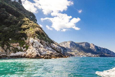Italien, Kampanien, Capri, Felsenklippen, lizenzfreies Stockfoto