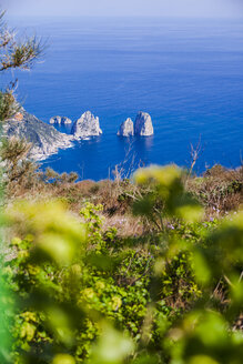 Italien, Kampanien, Capri, Anacapri, Faraglioni-Felsen, Blick vom Monte Solaro - FLMF00104