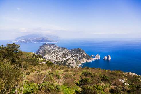 Italien, Kampanien, Capri, Anacapri, Faraglioni-Felsen, Blick vom Monte Solaro - FLMF00105