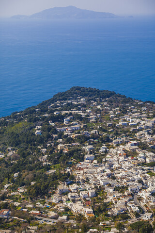 Italien, Kampanien, Capri, Bauwerke am Meer, lizenzfreies Stockfoto