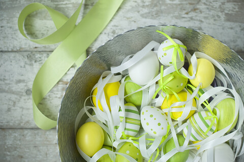 Schale mit bemalten Ostereiern, lizenzfreies Stockfoto