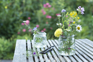 Wildblumen in Einmachgläsern auf dem Gartentisch - ASF06275