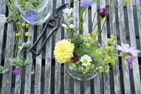 Wildblumen in Einmachgläsern auf dem Gartentisch - ASF06276