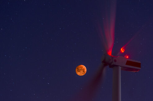 Windräder vor dem Blutmond bei Nacht - FRF00808