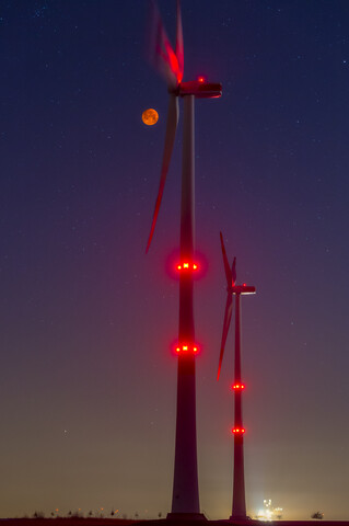 Windräder vor dem Blutmond bei Nacht, lizenzfreies Stockfoto
