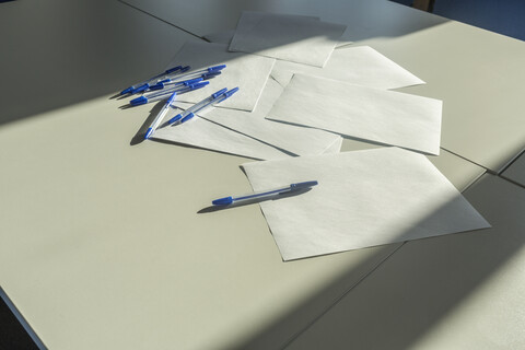 Leere Papiere und Stifte auf einem Schreibtisch, Nahaufnahme, lizenzfreies Stockfoto