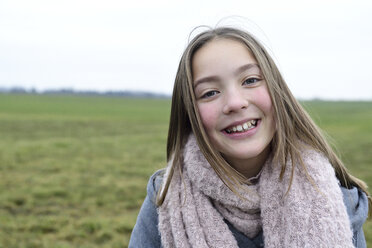 Porträt eines lächelnden Mädchens in der Natur - ECPF00267