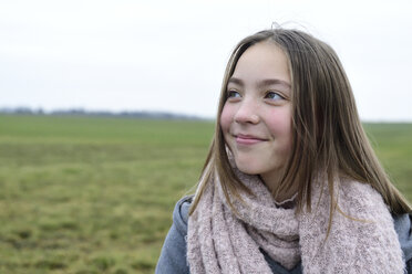 Porträt eines lächelnden Mädchens in der Natur - ECPF00268