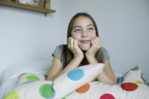 Porträt eines lächelnden Mädchens auf dem Bett liegend - ECPF00275