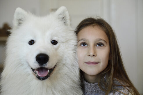 Porträt eines Mädchens mit ihrem weißen Hund - ECPF00283