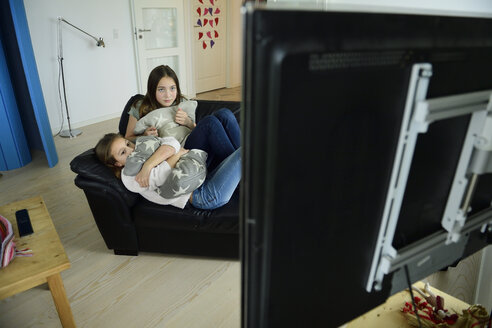 Zwei Schwestern beim Fernsehen auf der Couch - ECPF00288