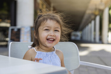 Porträt eines glücklichen kleinen Mädchens im Freien - MAUF02398