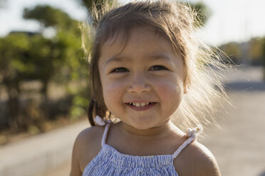 Porträt eines glücklichen kleinen Mädchens im Freien - MAUF02427