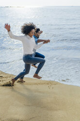Spanien, Barcelona, glückliches Paar amüsiert sich am Strand - BOYF01273