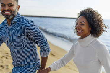 Spanien, Barcelona, glückliches Paar amüsiert sich am Strand - BOYF01275