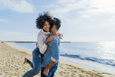 Spanien, Barcelona, glückliches Paar, das sich am Strand umarmt - BOYF01279