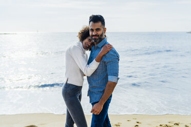 Spanien, Barcelona, Porträt eines Paares am Strand - BOYF01282