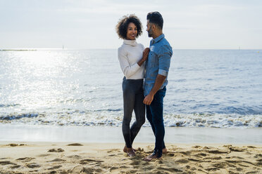 Spanien, Barcelona, Paar steht barfuß am Strand - BOYF01284