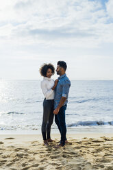 Spanien, Barcelona, Paar steht barfuß am Strand - BOYF01285