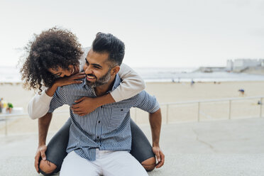 Spanien, Barcelona, glückliches Paar amüsiert sich am Strand - BOYF01290