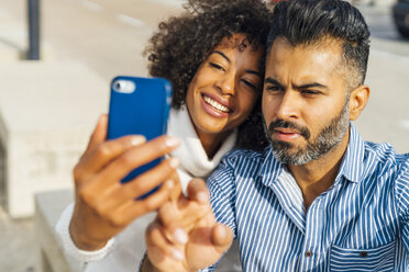 Paar macht ein Selfie im Freien - BOYF01300