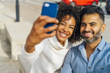 Glückliches Paar macht ein Selfie im Freien - BOYF01301