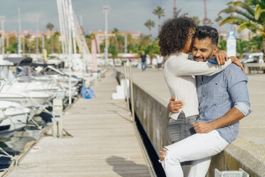 Spanien, Barcelona, glückliches Paar, das sich am Yachthafen umarmt - BOYF01302