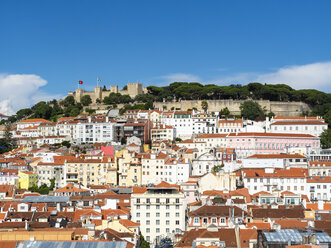 Portugal, Lisboa, Baixa, Stadtbild mit Castelo Sao Jorge - AMF06714