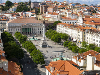 Portugal, Lisboa, Stadtbild mit Rossio-Platz, Teatro Nacional D. Maria II und Dom Pedro IV Denkmal - AMF06724