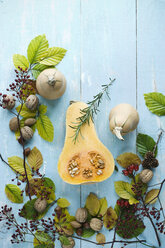 Herbstliches Arrangement mit Butternusskürbissen, Rosmarin, Nüssen, Hagebutten und Herbstblättern - ASF06279