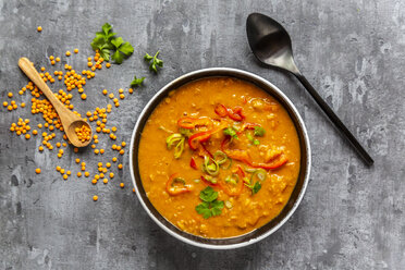 Suppenschüssel mit garnierter roter Linsensuppe und Zutaten - SARF04064