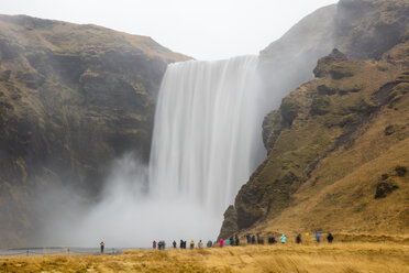 Island, Touristen am Skogafoss-Wasserfall - WIF03794