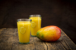 Mango und zwei Gläser Mango Lassi mit Kurkuma - LVF07683