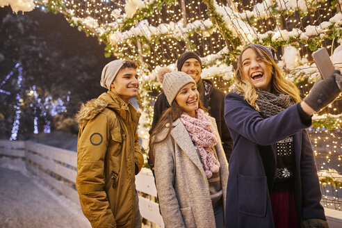 Vier Freunde machen ein Selfie auf der Eislaufbahn - ZEDF01822