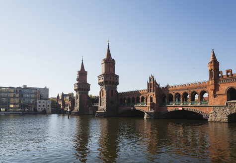 Deutschland, Berlin-Kreuzberg, Blick auf die Oberbaumbrücke bei Sonnenlicht - GWF05812