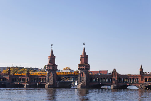 Deutschland, Berlin-Kreuzberg, Blick auf Oberbaumbrücke mit U-Bahn - GWF05814