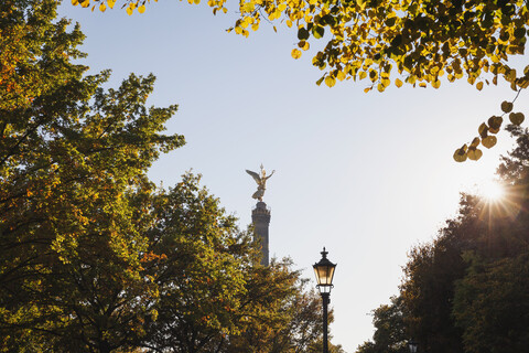 Deutschland, Berlin, Blick auf die Siegessäule im Herbst, lizenzfreies Stockfoto