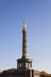 Deutschland, Berlin, Blick auf die Siegessäule vor blauem Himmel - GWF05818