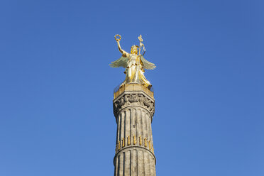 Deutschland, Berlin, Blick auf die Siegessäule vor blauem Himmel - GWF05819