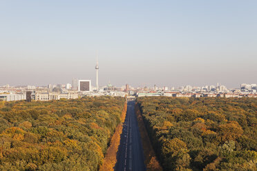 Deutschland, Berlin, Blick auf Großer Tiergarten und Stadtbild von der Siegessäule im Herbst - GWF05820