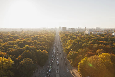 Deutschland, Berlin, Blick auf den Großen Tiergarten mit der Straße des 17. Juni von der Siegessäule im Herbst - GWF05822