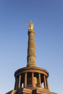Deutschland, Berlin, Blick auf die Siegessäule vor blauem Himmel - GWF05823